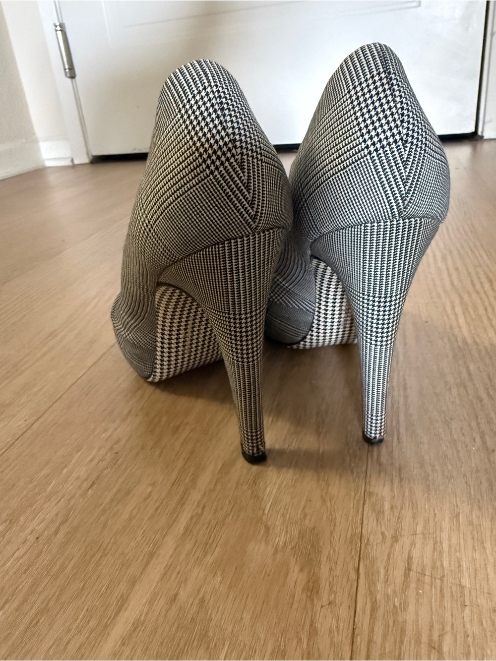 Salvatore Ferragamo Peep Toe Heels Black White Houndstooth Pumps Size 6.5 - Picture 5 of 7